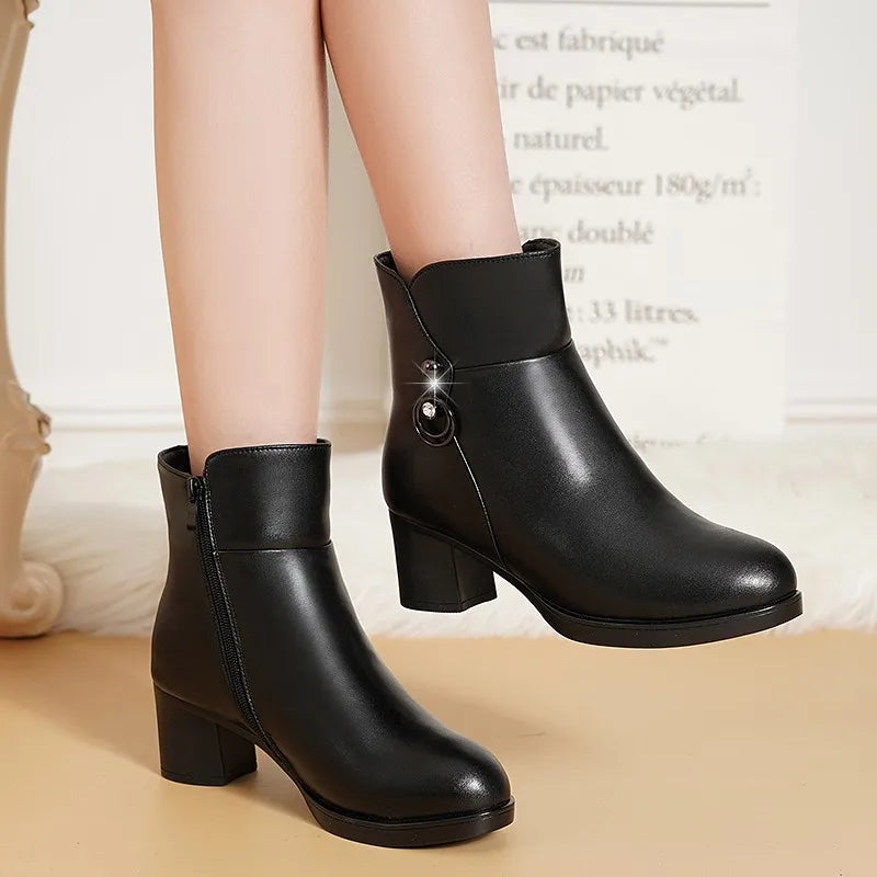 bota feminina, bota preta, bota cinza, bota feminina confortável, bota com forro, bota de pelúcia, bota com pelúcia, bota com lã, bota de camurça preta, bota de camurça, bota cano curto, bota inverno 2024, bota couro, bota preta, bota bege, bota inverno confortável, bota quente para inverno