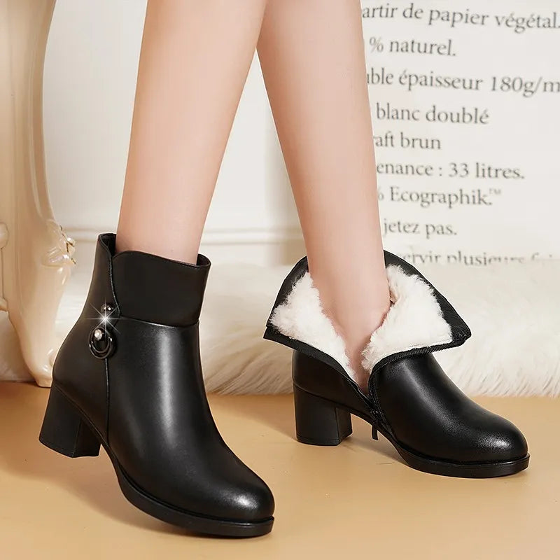 bota feminina, bota preta, bota cinza, bota feminina confortável, bota com forro, bota de pelúcia, bota com pelúcia, bota com lã, bota de camurça preta, bota de camurça, bota cano curto, bota inverno 2024, bota couro, bota preta, bota bege, bota inverno confortável, bota quente para inverno