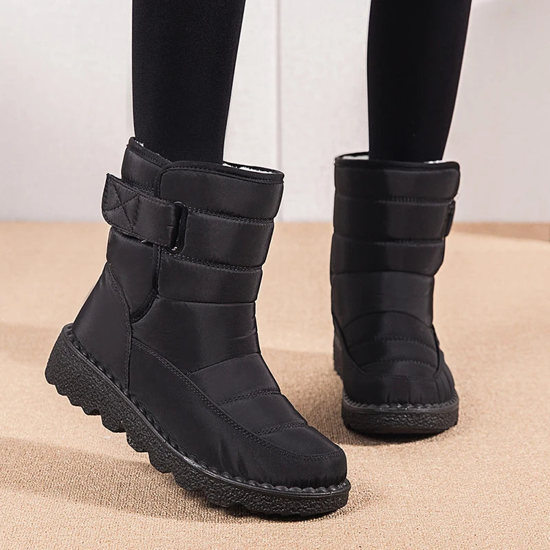 bota feminina, bota preta, bota cinza, bota feminina confortável, bota com forro, bota de pelúcia, bota com pelúcia, bota com lã, bota de camurça preta, bota de camurça, bota impermeável, bota impermeável cano curto, bota pelúcia cano curto