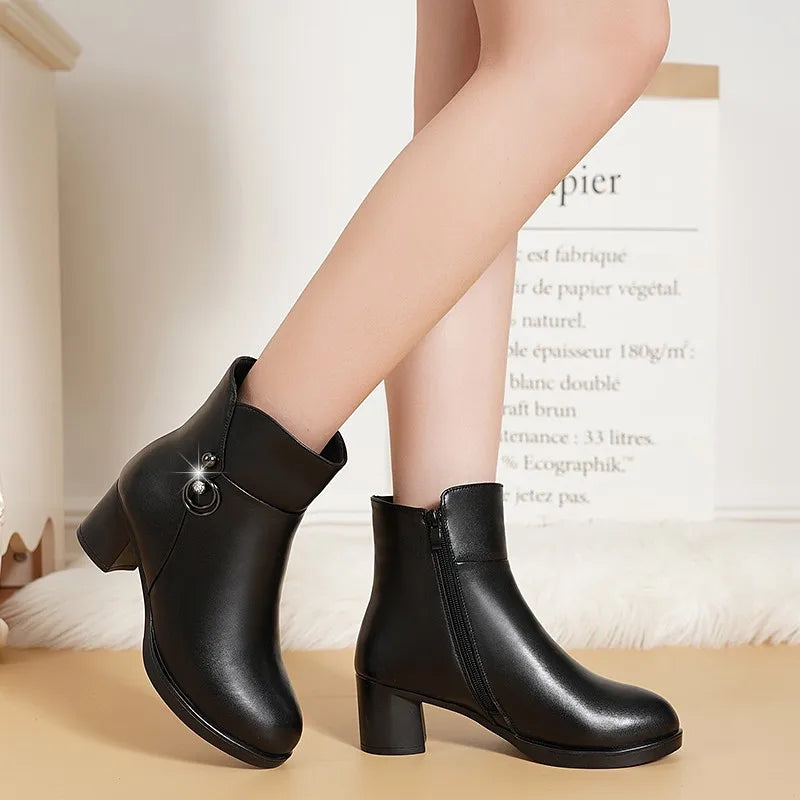 bota feminina, bota preta, bota cinza, bota feminina confortável, bota com forro, bota de pelúcia, bota com pelúcia, bota com lã, bota de camurça preta, bota de camurça, bota cano curto, bota inverno 2024, bota couro, bota preta, bota bege, bota inverno confortável, bota quente para inverno